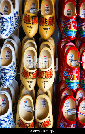 Clogs in einem Souvenir Shop Delft Niederlande Stockfoto