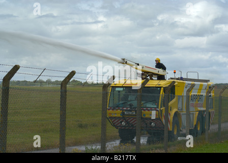 Flughafen Fire Truck demonstrieren Fähigkeiten an der East Midlands Flughafen Derbyshire in England zur Brandbekämpfung Stockfoto