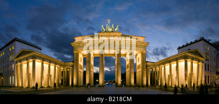 Ein 2 Panorama Stitch HDR Bild das Brandenburger Tor oder das Brandenburger Tor bei Sonnenuntergang Dämmerung. Stockfoto