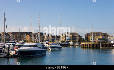 Luxus-Yachten und Cruiser festgemacht an der Ocean Village Marina Southampton Hampshire in England Stockfoto