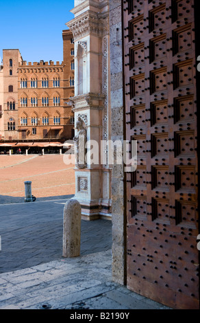 Eingang des Palazzo Pubblico in Piazza del Campo Siena Stockfoto