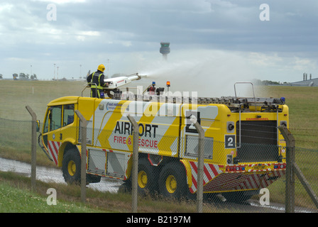 Flughafen Fire Truck demonstrieren Fähigkeiten an der East Midlands Flughafen Derbyshire in England zur Brandbekämpfung Stockfoto