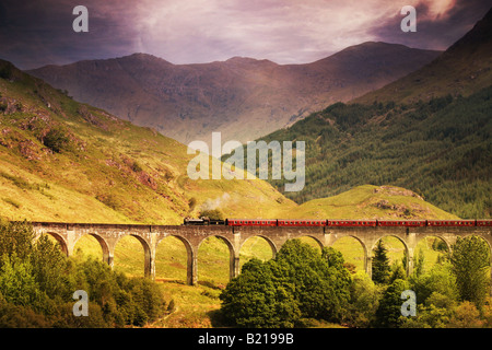 Jacobite Dampfzug überqueren Glenfinnan Viadukt Stockfoto