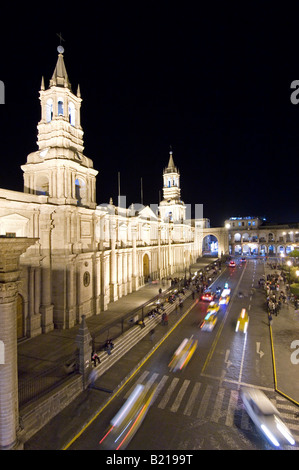 Die Basilika Kathedrale von Arequipa befindet sich auf dem Hauptplatz (Plaza de Armas) von Arequipa. Stockfoto