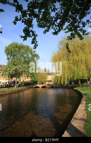 River Windrush läuft durch Burton auf dem Wasser, Cotswolds, Gloucestershire, England Stockfoto
