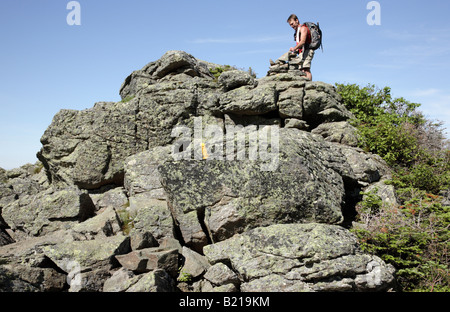 Wanderer erklimmen Caps Ridge Trail in den Sommermonaten befindet sich in den White Mountains New Hampshire USA Stockfoto