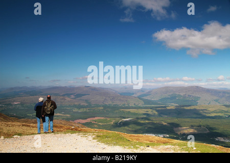 zwei Menschen standen an der Spitze eines Berges, bewundern Sie die Aussicht Stockfoto