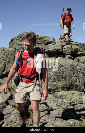 Wanderer erklimmen Caps Ridge Trail in den Sommermonaten befindet sich in den White Mountains New Hampshire USA Stockfoto