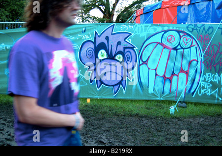 Ein unverwechselbares Stück "Monkey Graffiti" ziert eine provisorische Wand beim Glastonbury Festival 2007. Stockfoto