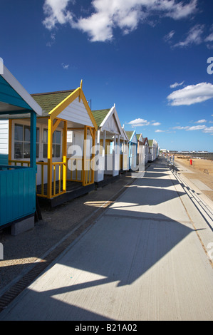 Southwold Strandhütten & Pier an einem Sommertag an der Küste von Suffolk Stockfoto