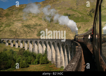 Jacobite Dampfzug überqueren Glenfinnan Viadukt Stockfoto