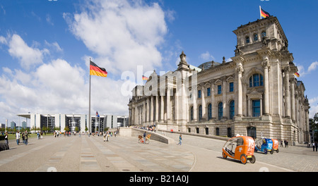 Ein 2 Bild Stich Panoramasicht auf den Reichstag (deutsche Parlament bauen) und Touristen an einem sonnigen Tag. Stockfoto