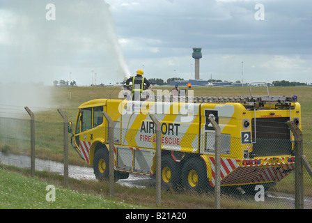 Flughafen Fire Truck demonstrieren Fähigkeiten an der East Midlands Flughafen Derbyshire in England zur Brandbekämpfung Stockfoto