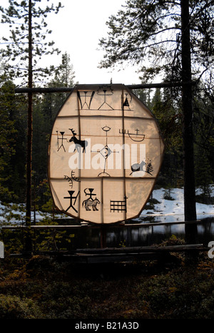 Traditionelle samische Kunst am Kulturzentrum Sami in Nordschweden angezeigt. Stockfoto