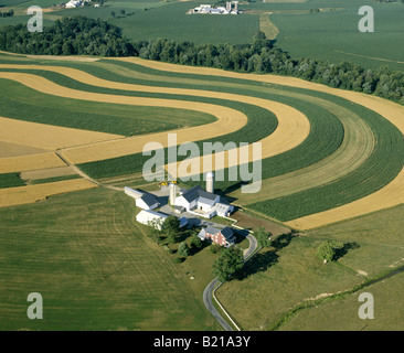 KONTURIERTE ACKERLAND IN LANCASTER COUNTY CONSERVATION DISTRICT BODEN STEWARDSHIP AWARD FARM FÜR 2002-PENNSYLVANIA Stockfoto