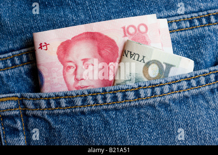 Chinesische Währung einhundert und zehn Yuan Rechnungen in Jeans-Tasche Stockfoto