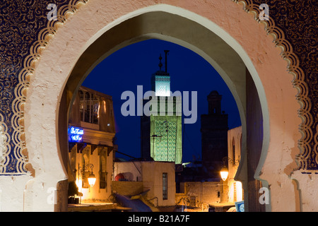 Fes Bab Boujloud und Minarett der Kairaouine Moschee Fes el bali Stockfoto