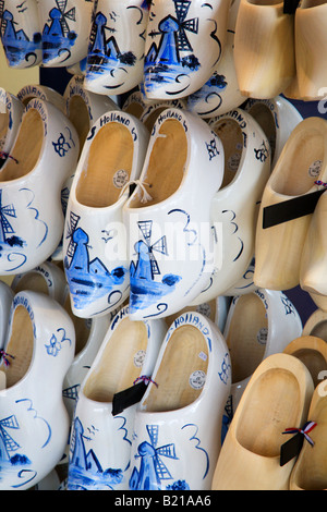 Clogs in einem Souvenir Shop Delft Niederlande Stockfoto