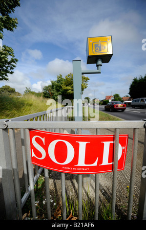 Ein unbeschwerter Streich: Ein Immobilienmakler verkaufte Karton und setzte eine Gatso-Sicherheitskamera in Worthing, West Sussex, Großbritannien, an Stockfoto