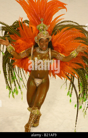 Brasilianische Tänzerin verkleidet in Bikini und Federn, Rio Karneval 2008, Rio De Janeiro Stockfoto