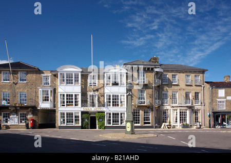 Southwold Rathaus & Swan Hotel auf der Hauptstraße an einem schönen Sommertag an der Küste von Suffolk Stockfoto