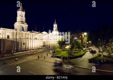 Die Basilika Kathedrale von Arequipa befindet sich auf dem Hauptplatz (Plaza de Armas) von Arequipa. Stockfoto