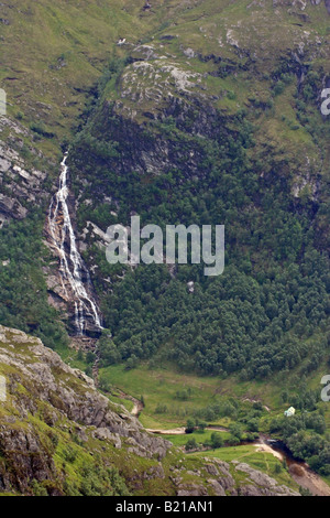 Blick auf Steall Wasserfall in Glen Nevis von Ben Nevis Stockfoto