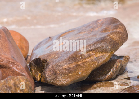 Felsen am Strand von Achnahaird in den schottischen Highlands Stockfoto