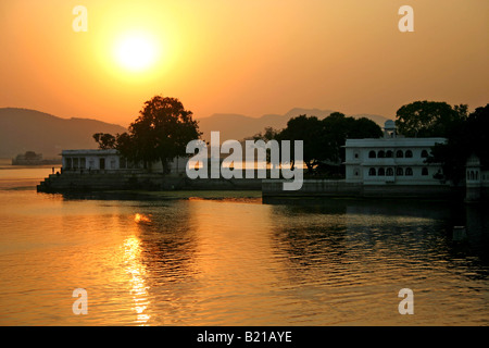 Herrlichen Sonnenuntergang über Lake Pichola, Udaipur, Rajasthan, Indien Stockfoto