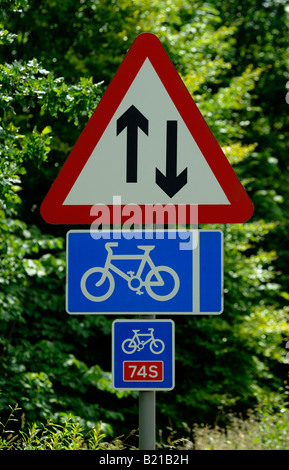 Verkehrszeichen. Verkehr in beiden Richtungen und Radweg 74. Dumfries and Galloway, Schottland, Vereinigtes Königreich, Europa. Stockfoto