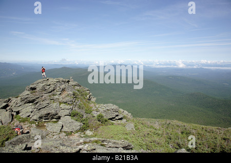 Wanderer erklimmen Caps Ridge Trail in den Sommermonaten befindet sich in den White Mountains New Hampshire USA Stockfoto