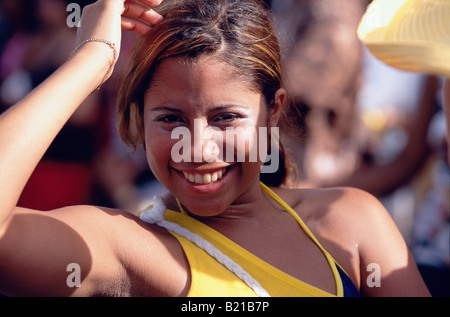 Frau im Kostüm tanzen an Fasching Karneval Port Of Spain Trinidad Stockfoto