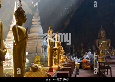 Buddha-Statuen und Pagode in unterirdischen Höhle Tempel Khao Luang Höhlen Phetchaburi Thailand Stockfoto