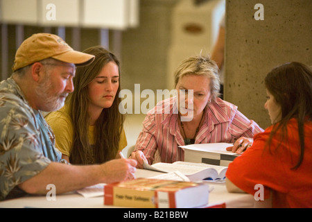 Ein High-School-Schüler und ihre Eltern diskutieren ihre Auswahl an Hochschulen mit einem Berater an einem College-Messe in Los Angeles Stockfoto