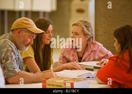 Ein High-School-Schüler und ihre Eltern diskutieren ihre Auswahl an Hochschulen mit einem Berater an einem College-Messe in Los Angeles Stockfoto