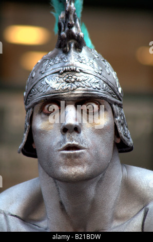 A Street Performer gekleidet wie ein Roman Centurion Massen im Londoner Covent Garden unterhält. Stockfoto