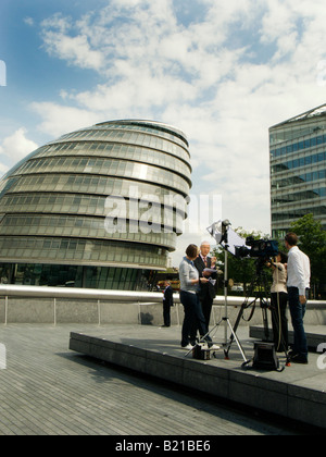 TV News-Team vor der City Hall London UK Stockfoto