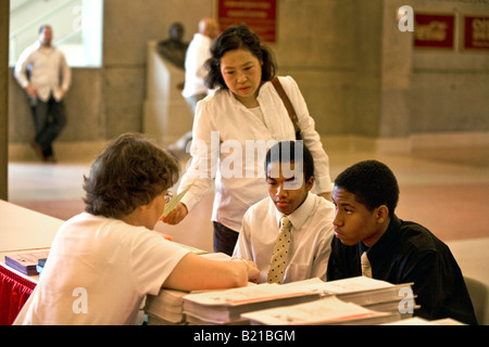 Ratsuchenden, an welcher Hochschule besuchen zwei afroamerikanischen Schülerinnen und Schüler an einem College-Messe in Los Angeles einchecken Stockfoto