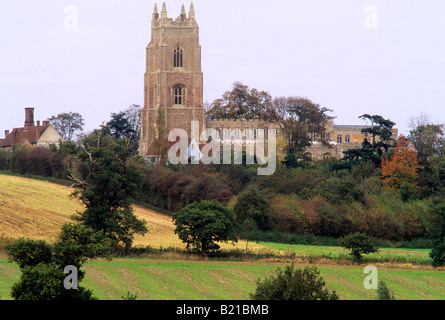 Schüren von Nayland Suffolk mittelalterliche Kirchturm englische Landschaft grünen Feldern Landschaftskulisse East Anglia England UK Stockfoto