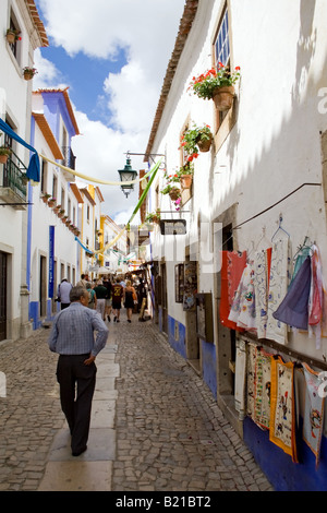 Direita Street (Rua Direita), die Hauptstraße von Obidos während des mittelalterlichen Marktes. Sehr gut erhaltene mittelalterliche Stadt. Stockfoto