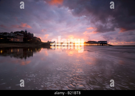 Cromer Pier bei Sonnenuntergang an der Küste von North Norfolk Stockfoto