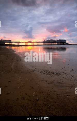 Cromer Pier bei Sonnenuntergang an der Küste von North Norfolk Stockfoto