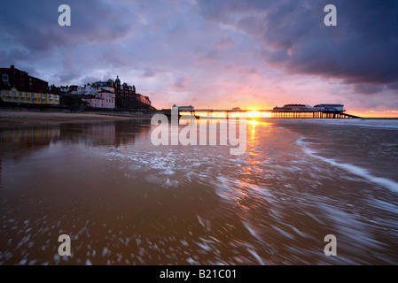 Cromer Pier bei Sonnenuntergang an der Küste von North Norfolk Stockfoto