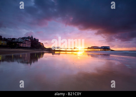 Cromer Pier bei Sonnenuntergang an der Küste von North Norfolk Stockfoto