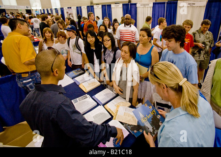 Vertreter von der University of California in Berkeley beraten Schülerinnen und Schüler und ihre Eltern am College Messe in LA Stockfoto