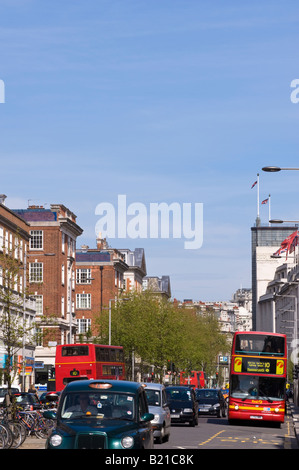 Verkehr und Architektur entlang der Kensington High Street Kensington W8 London Vereinigtes Königreich Stockfoto