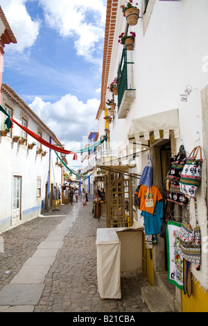 Direita Street (Rua Direita), die Hauptstraße von Obidos während des mittelalterlichen Marktes. Sehr gut erhaltene mittelalterliche Stadt. Stockfoto