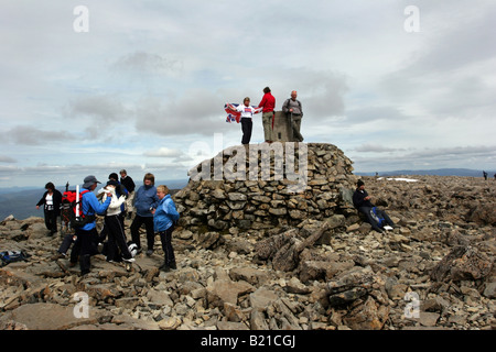 Wanderer auf dem Gipfel des Ben Nevis Stockfoto