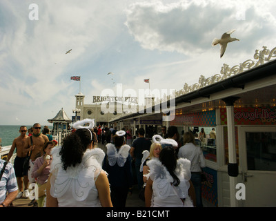 Brighton Pier an einem sonnigen Sonntagnachmittag Sussex England Stockfoto