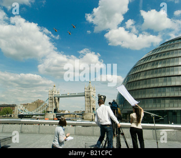 TV-News-Team Rathaus mit Tower Bridge im Hintergrund London YK Stockfoto